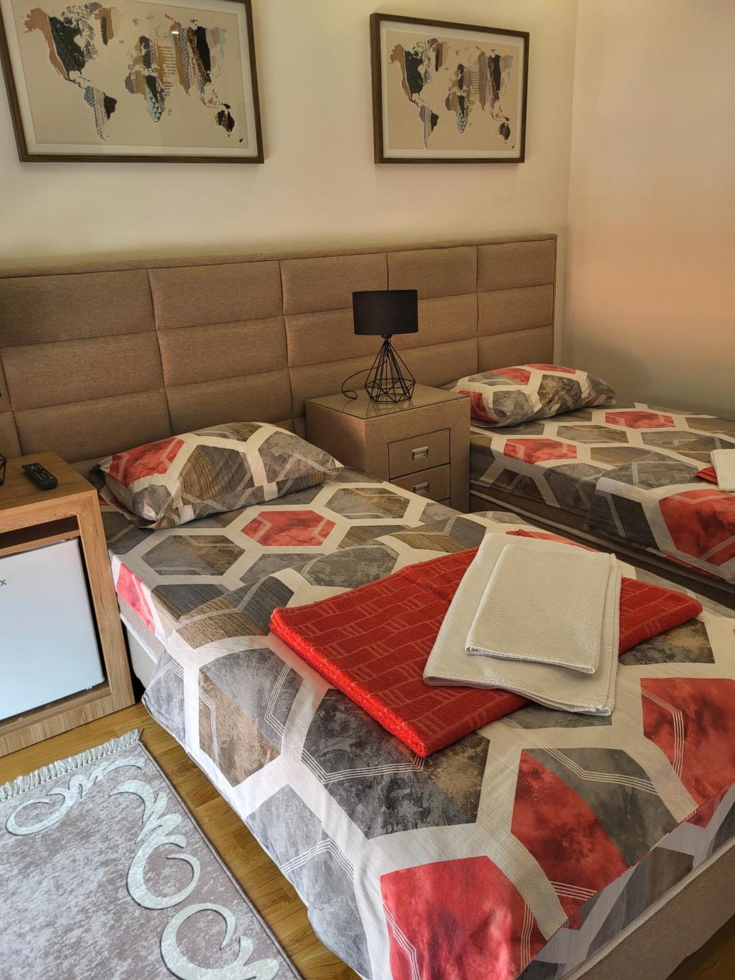 Lux Apartmani Bajova Cetinje Buitenkant foto
